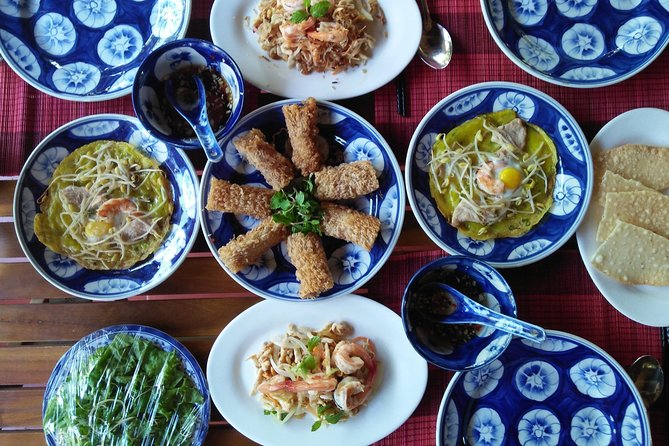 Basket Boat Tour, Hoi An city, boat trip and lantern release - The guide makes the day: look for the people behind the stories