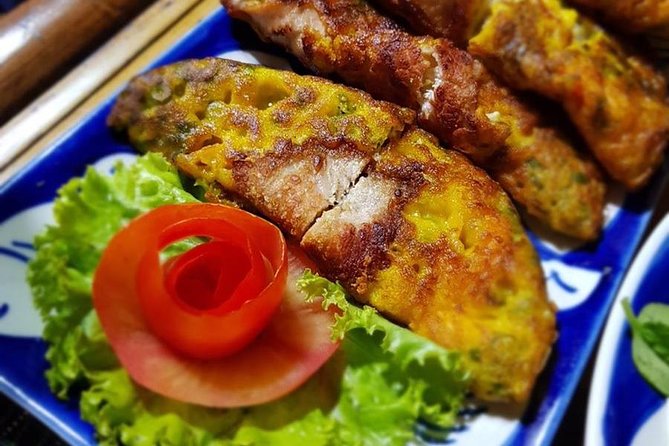 Cooking class, market tour and basket boat tour - Lunch or Dinner Included: Eating in a River-Jungle Setting
