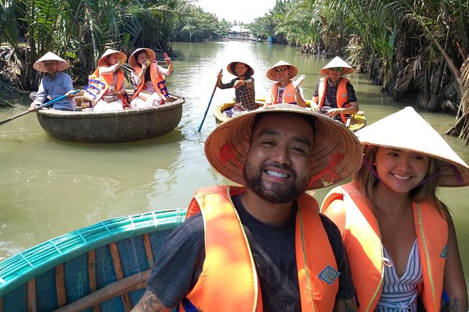 Countryside bike tour, basket boat and cooking class - Stop 1: Tra Que Vegetable Village in 30 Minutes