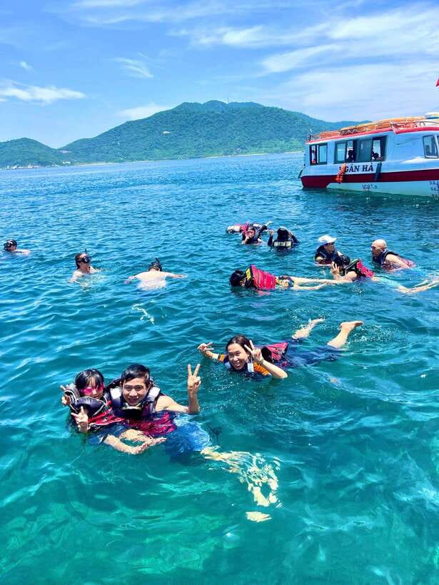 Da Nang/Hoi An: Cham Island Speedboat Tour with Snorkeling - Lunch on the beach at Cham Island: seafood, fruit, and real comfort food