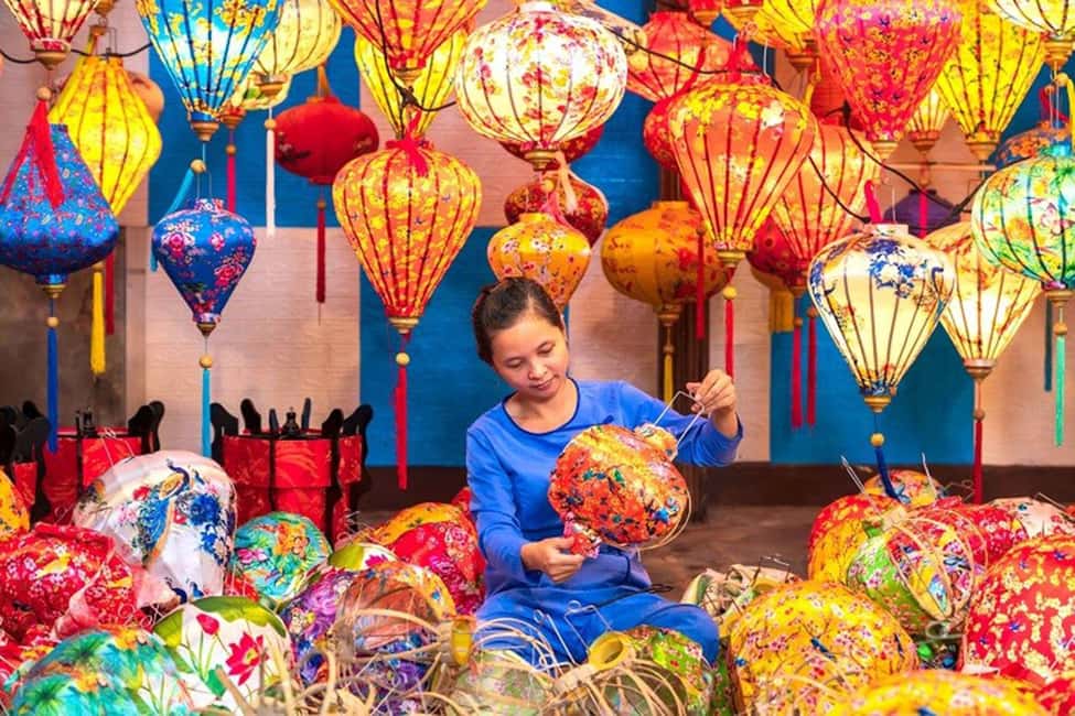 Da Nang/Hoi An: Lantern Making Workshop and Basket Boat Ride - Paddling practice, basket boat race, and catching crabs