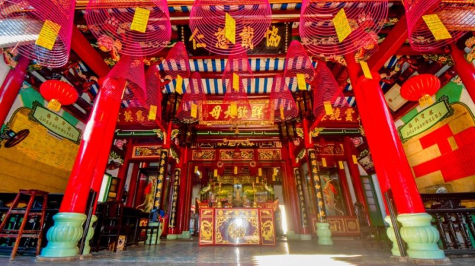 Da Nang/Hoi An: Market & Old Town Private Tour with Transfer - Hoi An Folk Museum: comparing old and modern life