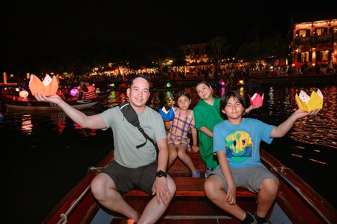 Discover Hoi An by Bamboo Basket and Lantern Boat - Receiving a paper lantern in Hoi An Ancient Town