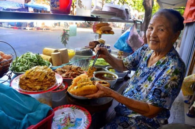 Eat Like a Local – Hoi An Evening Food Tour - The Walk Through Hoi An Ancient Town: What You’re Really Paying For