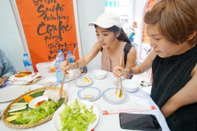 Evening Walking Food Tour, folk game and lantern boat - A four-course local house dinner: why the sit-down matters