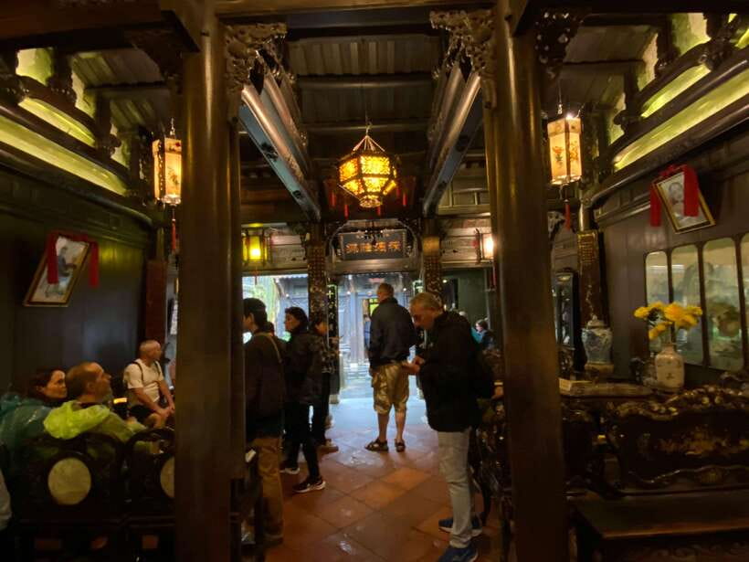 Hoi An Ancient Town - Walking Tour with Local Guide - Traditional Art Performance House: The Town’s Creative Side