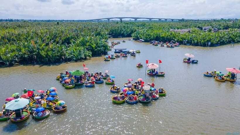 Hoi An : Bamboo Basket Boat Tour and Transfer - English on the Team vs. English on the Boat