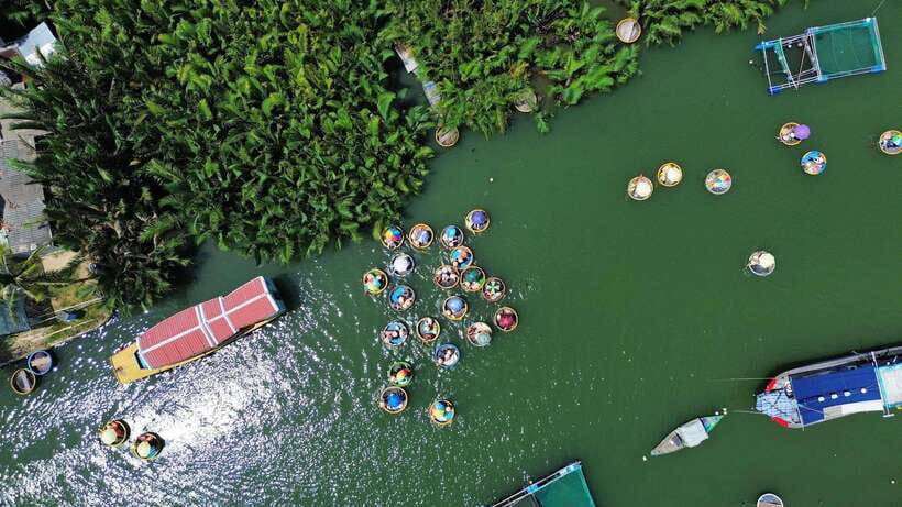 Hoi An: Basket Boat Ride by The Basket Boat Café - Getting on the round boats: paddling and simple fishing-style moments