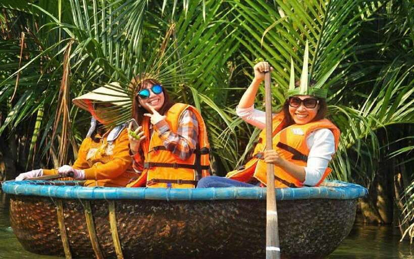 Hoi An: Basket Boat Ride in the BẢY MẪU Coconut Forest - The Welcome Drink and Safety Gear That Make a Big Difference