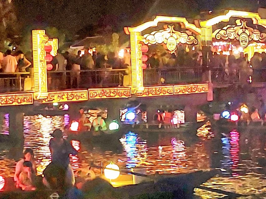 Hoi An Boat Lantern With Release Flower Hoai River At Night - Practical tips for an easier, calmer lantern release night