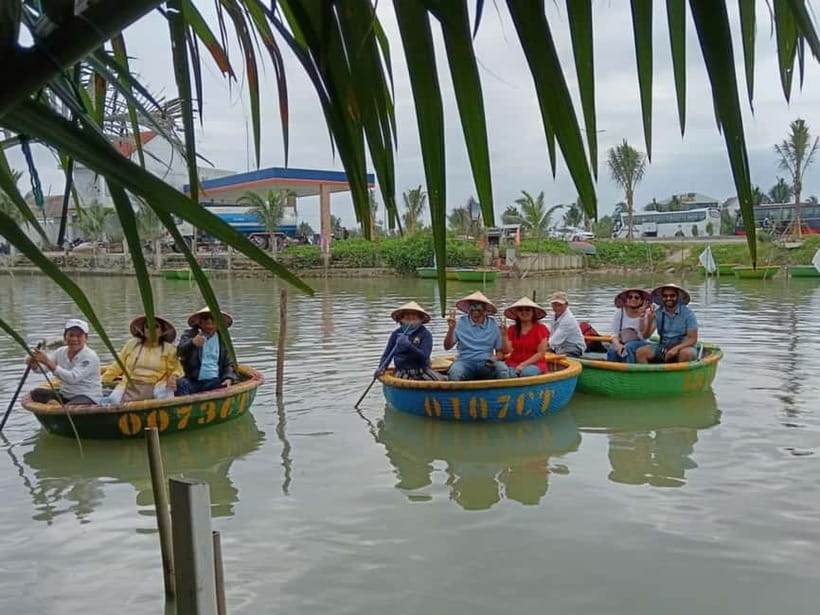 Hoi An: Countryside Biking Sighseeing & Basket Boat Ride - Tra Que Vegetable Village: Hoe, Water, and Learn From Farmers
