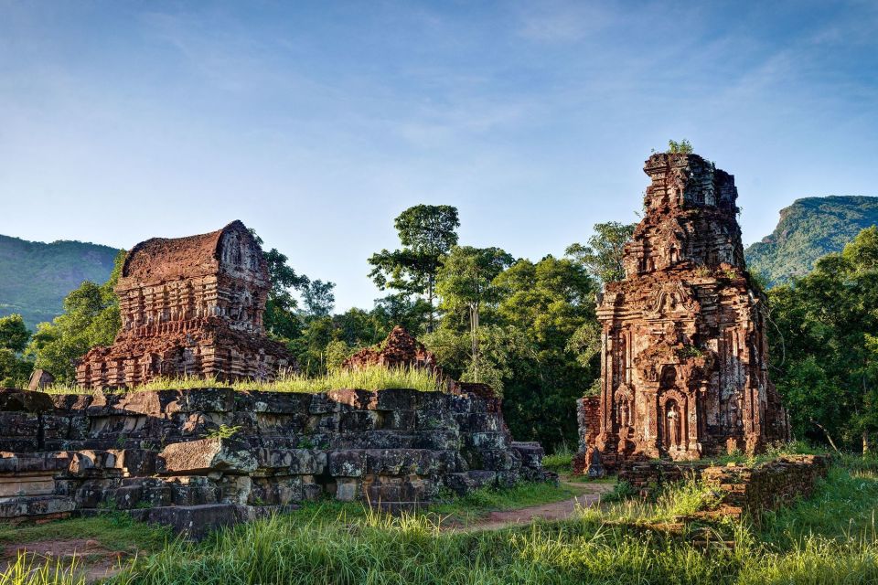 Hoi An/Da Nang: My Son Afternoon tour: Banh my and Cruise - The Thu Bồn River pause: 30 minutes to reset in the heat