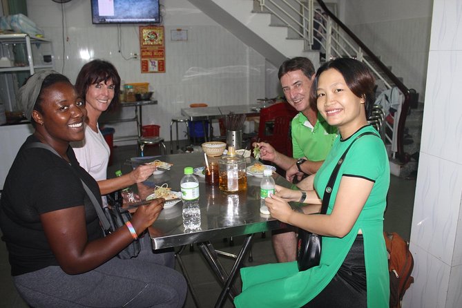 Hoi An Food Trail by Night with Boat Trip - The ancient well: a historic pause during the tastings