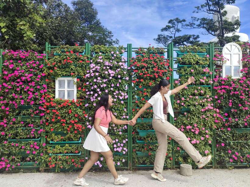 Hoi An: Full-day Ba Na Hills & Amazing Golden Bridge - Golden Bridge: the photo star, plus real walking time