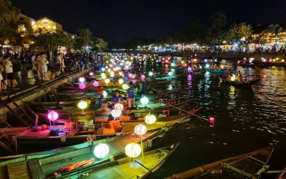 Hoi An : Hoai River Boat Trip by Night and Floating Lantern - River timing and the 18:30–19:30 crowd reality