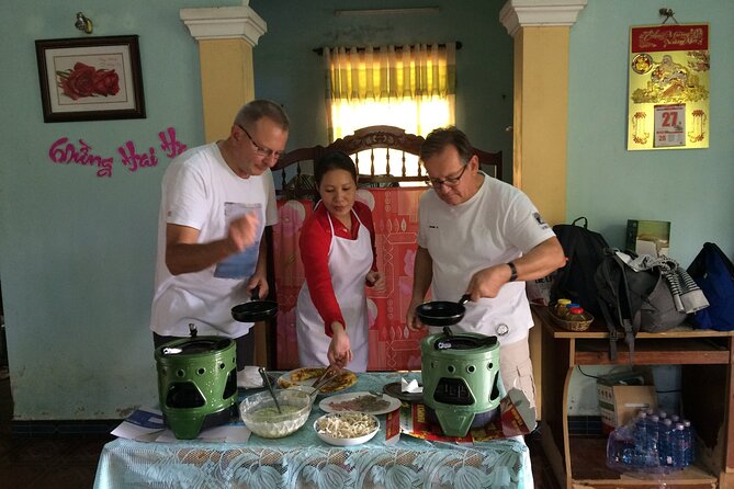 Hoi An Home Hosted Meal in Rice Farmer Home - From brown rice to white rice: the traditional milling lesson