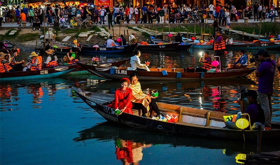 Hoi An Lantern Boat Ride on the Thu Bon River - What You’ll See Floating Past: Hoi An Sparkle in Reflections