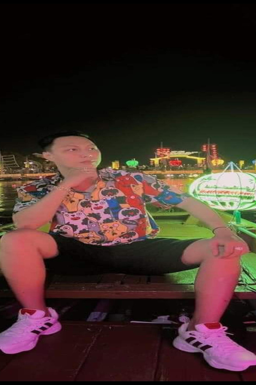 Hoi An : Lantern Boat Ride & Release Lanterns - The basic idea: a short boat ride with a lantern ritual
