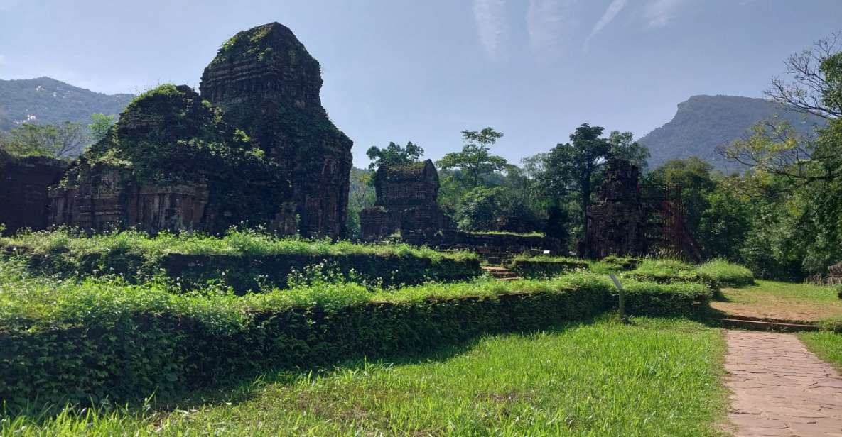 Hoi An: My Son Sanctuary Sunrise & Boat Trip w. Breakfast - Breakfast inside the morning: My Quang noodles, fruit, and Vietnamese coffee