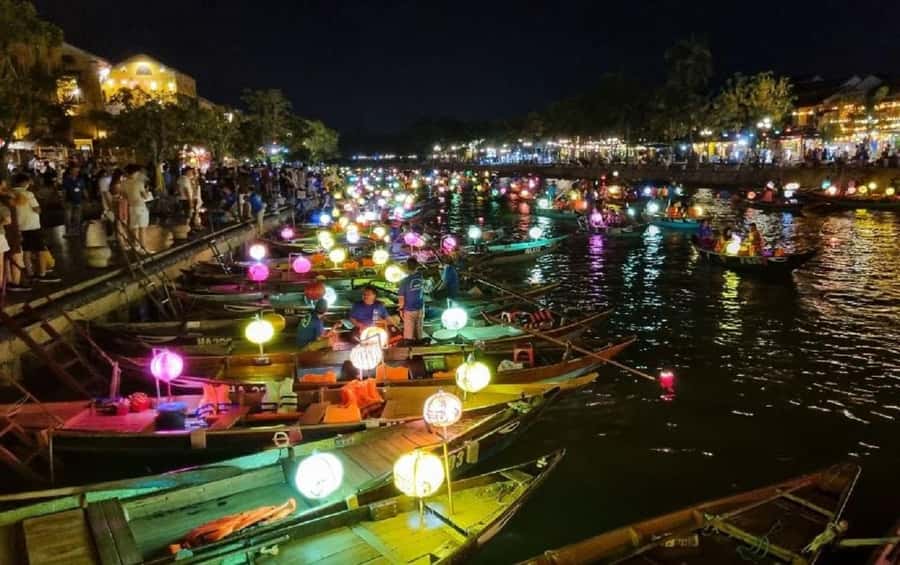 Hoi An : Night Boat Trip and Floating Lantern on Hoai River - Lighting and releasing your lantern on Thu Bon: what the ritual means