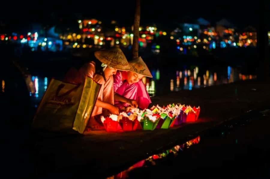 Hoi An : Night Boat Trip and Floating Lantern on Hoai River - Who should book this night boat lantern trip