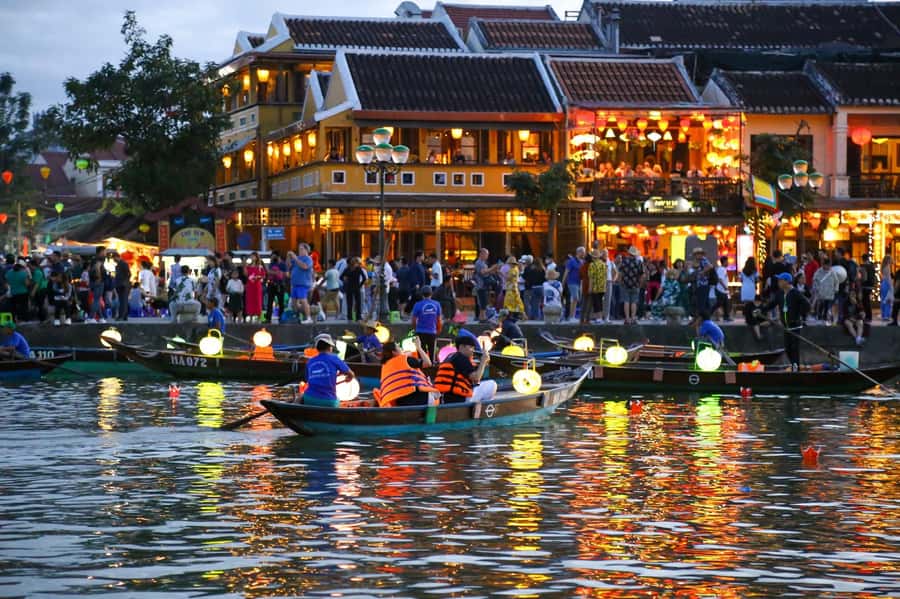 Hoi An : Night Boat Trip and Floating Lantern on Hoai River - Meeting at Kazimierz Kwiatkowski Bust: Quick start, clear end