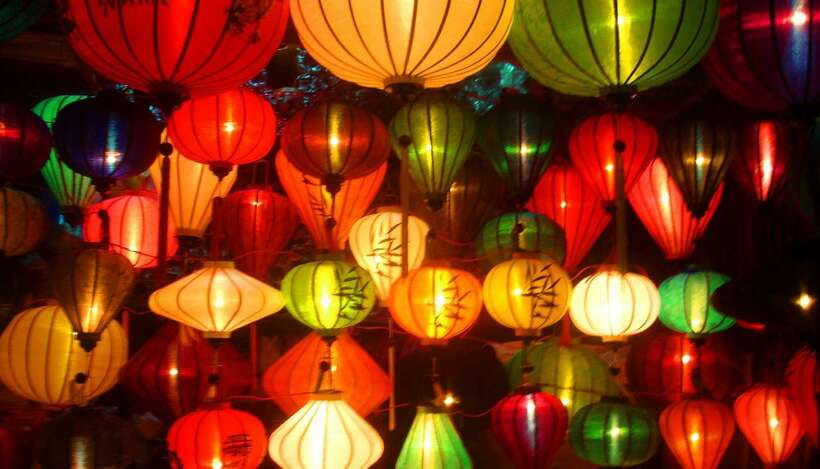Hoi An Nighttime Heritage Experience - Hoi An night market: souvenirs plus dessert-style wandering