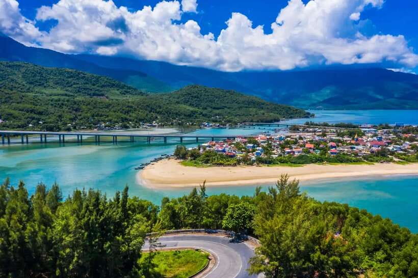 Hoi An: Private Car To/From Hue via Multi Attraction( 1-Way) - Lang Co Bay beach time: wide sand and a 2009 beauty award