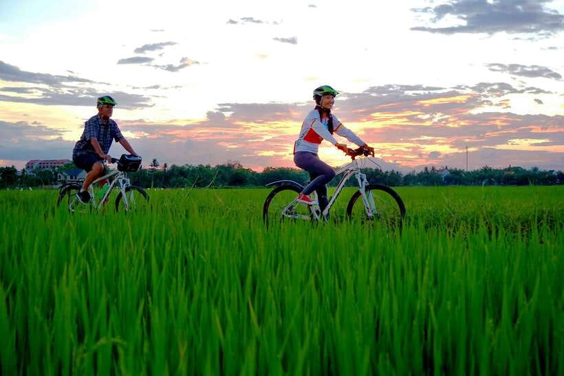 Hoi An: Private Evening Food Tour by Bike - Riding 15 km: how the route shapes the food