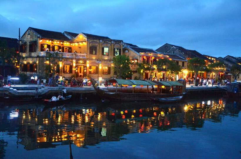 Hoi An: Private Evening Food Tour by Bike - The Bánh Mì Queen: a perfect first bite for an evening ride