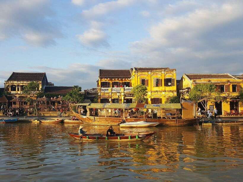 Hoi An: Private Lantern Cruise on the Thu Bon River - Sliding past Hoi An old town from the water
