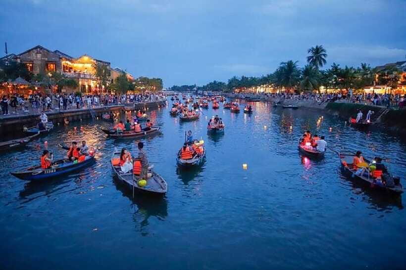 Hoi An: Private Lantern Cruise on the Thu Bon River - Lighting the lotus lantern and releasing your wish