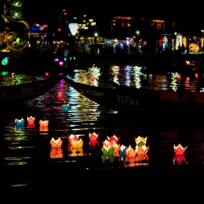 Hoi An: Private night boat Trip & release lantern on river - Private Boat Setup and the 6–7 PM Peak Rush