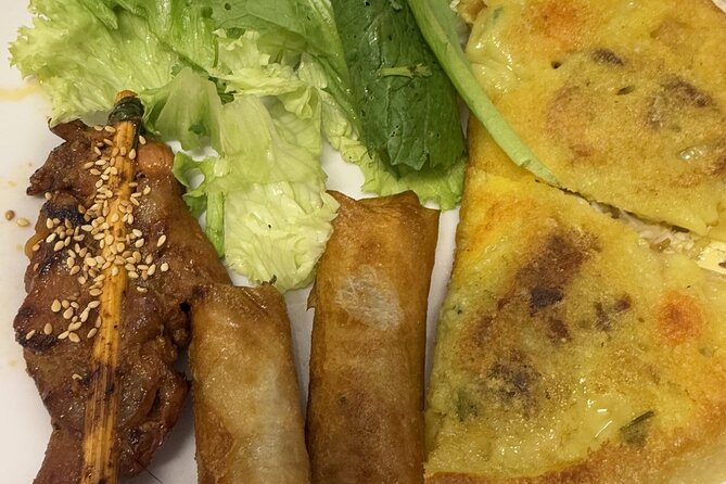 Hoi An Street Food Walking Tour with Local Foodies - Cơm Gà Chicken Rice: The Comfort Dish That Teaches You Something