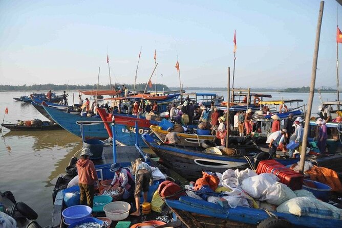 Hoi An Sunrise Fish Market Tour - Cam Thanh basket boats: paddling technique and crab-fishing fun