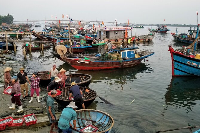 Hoi An Sunrise Private Half Day Tour - Tea and the boat crew: the small help that makes photos better