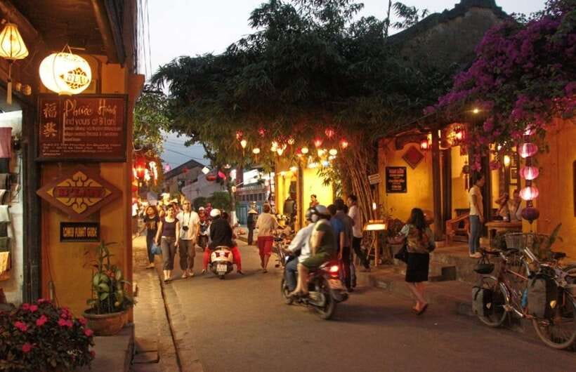 Hoi An: Sunset Food Tasting Tour - Cao Lau Night: Noodles, Pork, and Sesame-Peanut Milk