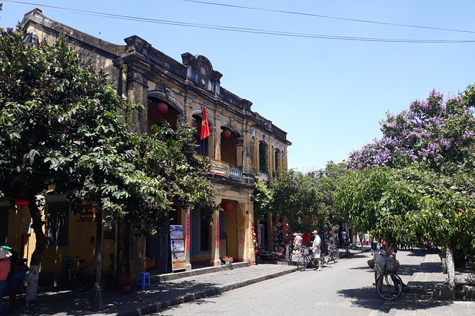Private tour Hoi An Coconut basket boat ride and Ancient town - Entering Hoi An Ancient Town’s UNESCO lanes