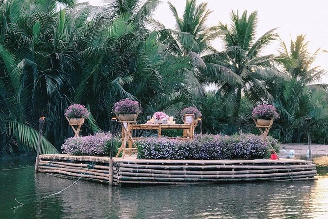 Romantic Dinning On The Bamboo Raft - Group Size, Privacy, and Why It Feels More Personal