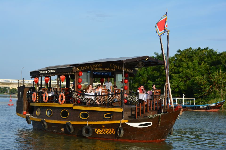 Romantic Sunset Dinner Cruise in Hoi An - Welcome Cocktail, Private Table, and the Best Part: Cast-Off